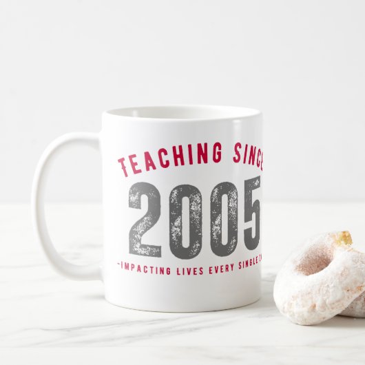 Taza para profesores Teaching since 2005 コーヒーマグカップ (ドーナツ)