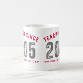 Taza para profesores Teaching since 2005 コーヒーマグカップ (中央)