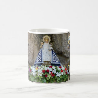 taza Virgen de Covadonga en Asturias, España コーヒーマグカップ