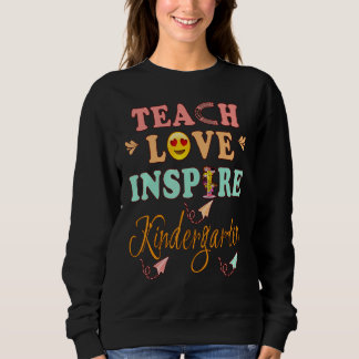 Teach Love Inspire Kindergarten History Teacher Es スウェットシャツ