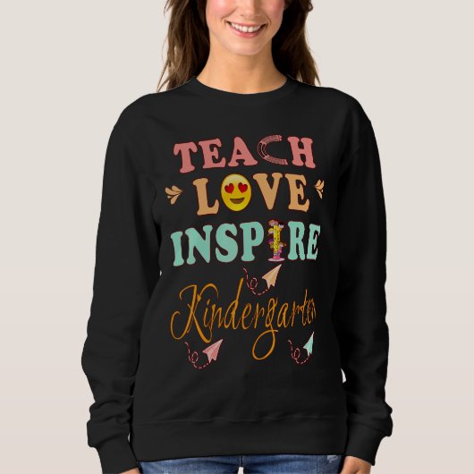 Teach Love Inspire Kindergarten History Teacher Es スウェットシャツ (正面)