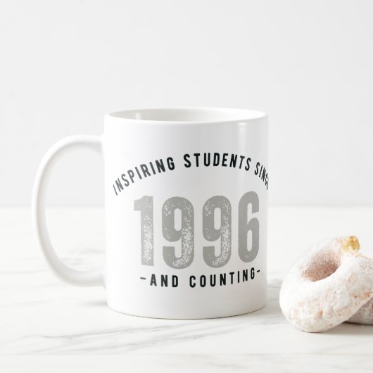 Teacher Mug – Inspiring Students Since 1996 コーヒーマグカップ (ドーナツ)