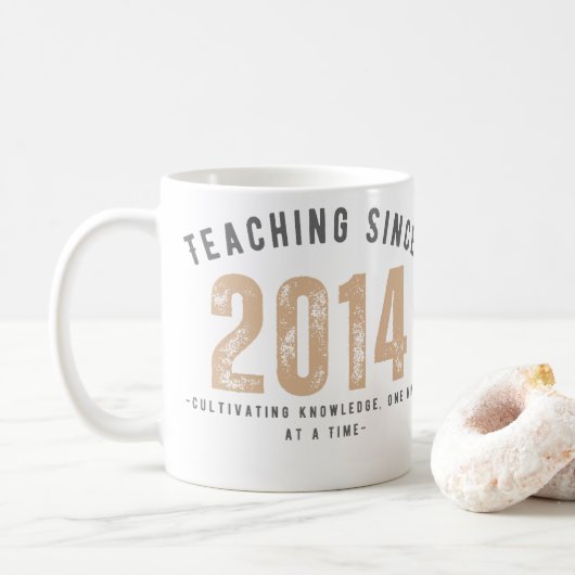 Teacher Mug | Teaching Since 2014 コーヒーマグカップ (ドーナツ)