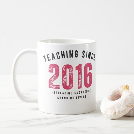 Teacher Mug | Teaching Since 2016 コーヒーマグカップ (ドーナツ)