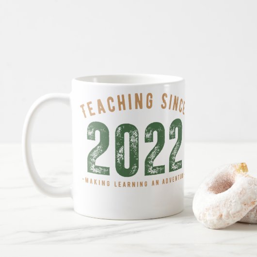 Teacher Mug | Teaching Since 2022 コーヒーマグカップ (ドーナツ)