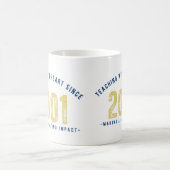 Teacher Mug - Teaching with Heart Since 2001 コーヒーマグカップ (中央)