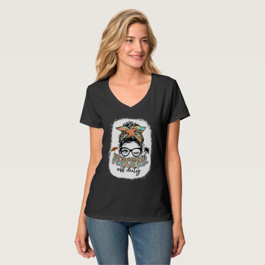 Teacher Off Duty Messy Bun Summer Leopard Beach Lo Tシャツ (正面フル)