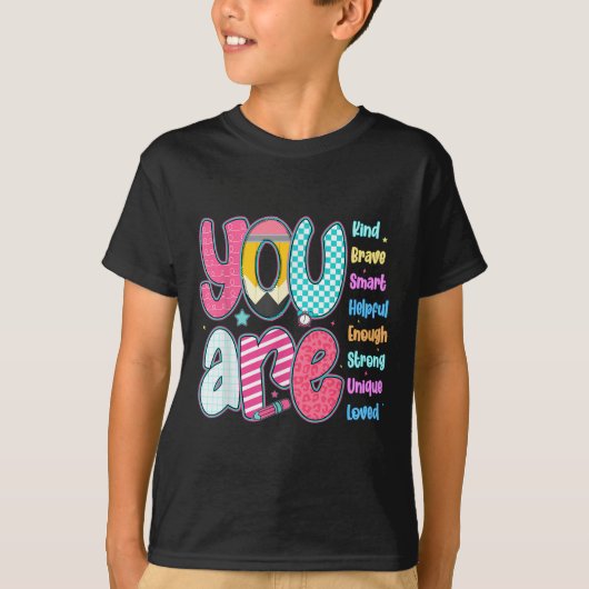 Teacher You Are Smart Brave Strong Kind Loved Moti Tシャツ (正面)