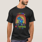 Teaching 2Nd Grade On Twosday 2-22-22 Rainbow Dino Tシャツ (正面)