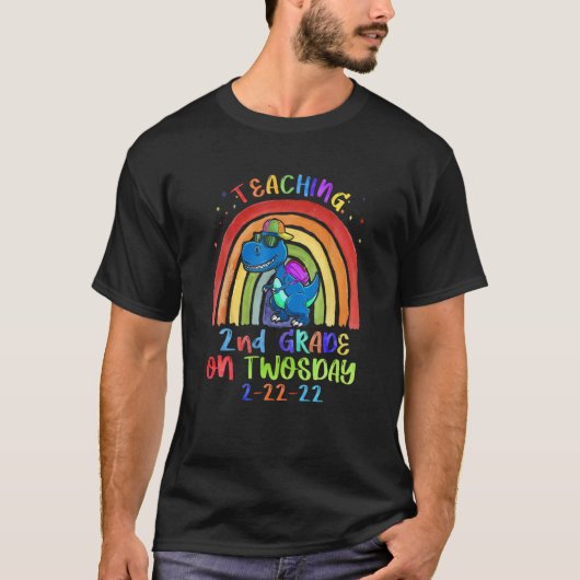 Teaching 2Nd Grade On Twosday 2-22-22 Rainbow Dino Tシャツ (正面)