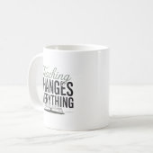 Teaching Changes Everything 教師向けインスピレーショングッズ コーヒーマグカップ (正面左)
