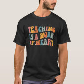 Teaching Is A Work Of Heart Cute Inspirational Tea Tシャツ (正面)