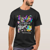 Teaching Is A Work Of Heart Tie Dye Spanic Teacher Tシャツ (正面)