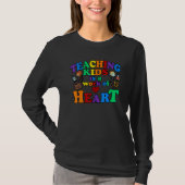 Teaching Kids Is A Work Of Heart Cute Teacher 4 Tシャツ (正面)