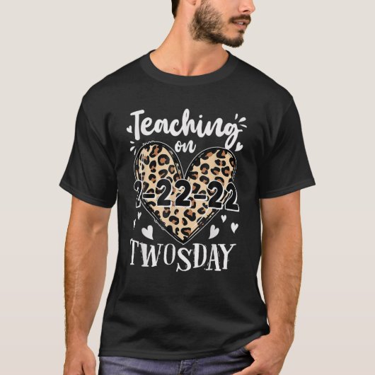 Teaching On Twosday 2/22/2022 Leopard Heart Twosda Tシャツ (正面)