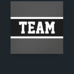 TEAMアスレテはっきりしたィックダークグレー白黒ストライプ キャンバスプリント<br><div class="desc">このアスレチックデザインはっきりしたは、ダークグレーの背景に白いピンストライプを持つハイライトされたワイドな黒ストライプ色の文字の中にTEAMのを備えてストライプいる。この文字はパーソナライズされた、</div>
