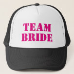 TEAM BRIDEピンクのバチェロレッテトラック帽 キャップ<br><div class="desc">TEAM BRIDEネオンピンクと黒のバチェロレッテトラック帽。花嫁クールと花嫁の随行員のための結婚アクセサリーとパーティー用品。カスタムヴィンテージタイポグラフィテンプレート付きブライダルキャップ。花嫁、メイド・オブ・オーナー（花嫁付き添い人）、友人、姉妹などのために自分の帽子を作りなさい。女クールの子の夜の外出や女の子の週末旅行のための小道具。</div>