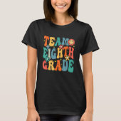 Team Eighth Grade Teacher Student Groovy Back To S Tシャツ (正面)