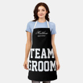 Team GroomsmenのGroomsmenの結婚式パーティーのパーティー エプロン (着用した状態)
