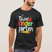 Team Kindergarten Happy Back To School Teacher Stu Tシャツ (正面)