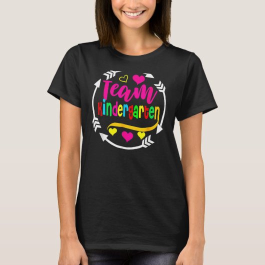 Team Kindergarten Student Teacher Back To School Tシャツ (正面)