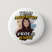 Team [Last Name] Proud Dad Graduation Photo 缶バッジ (正面)