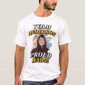 Team [Last Name] Proud Dad Graduation Photo Tシャツ (正面)