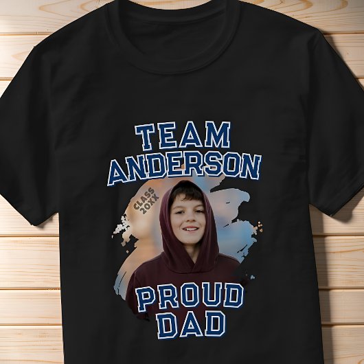 Team [Last Name] Proud Dad Graduation Photo Tシャツ