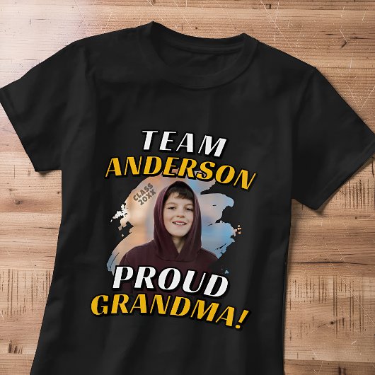Team [Last Name] Proud Grandma Graduation Photo Tシャツ