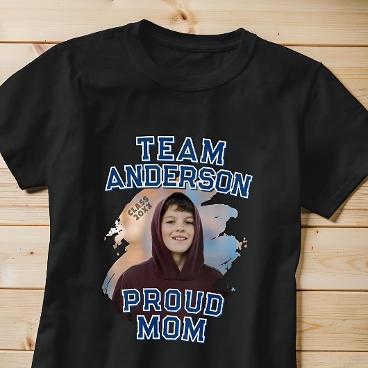 Team [Last Name] Proud Mom Graduation Photo Tシャツ
