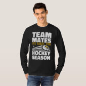 Teammates Last Longer Than Hockey Season Field Hoc Tシャツ (正面フル)