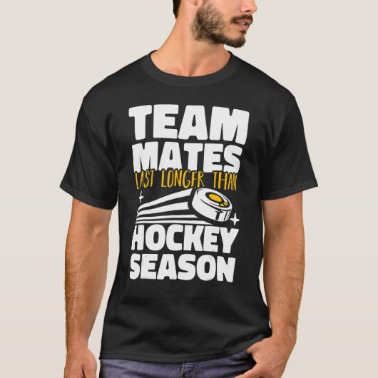 Teammates Last Longer Than Hockey Season Field Hoc Tシャツ (正面)
