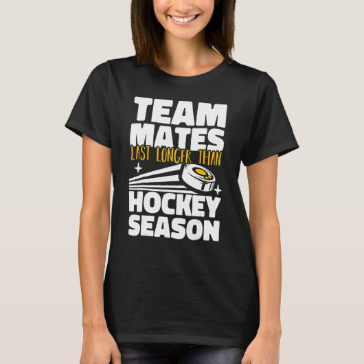 Teammates Last Longer Than Hockey Season Field Hoc Tシャツ (正面)