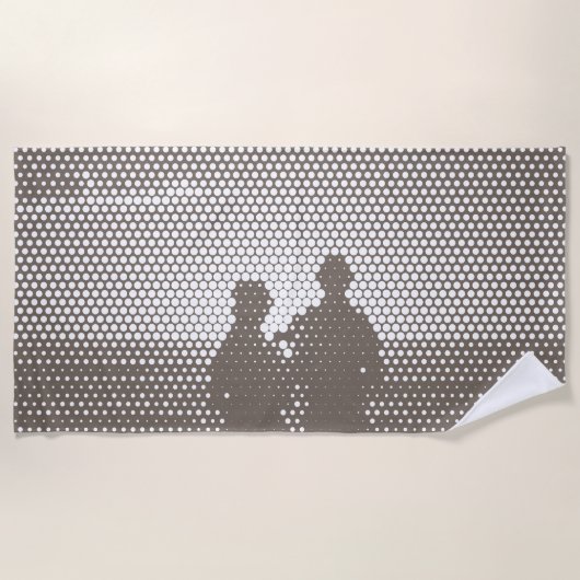 Tech Black&White Halftone Effect Couple onビーチ ビーチタオル (正面)