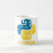 "TechBrewの熟練度: Pythonインスパイア- Mugs for Devs" コーヒーマグカップ (中央)