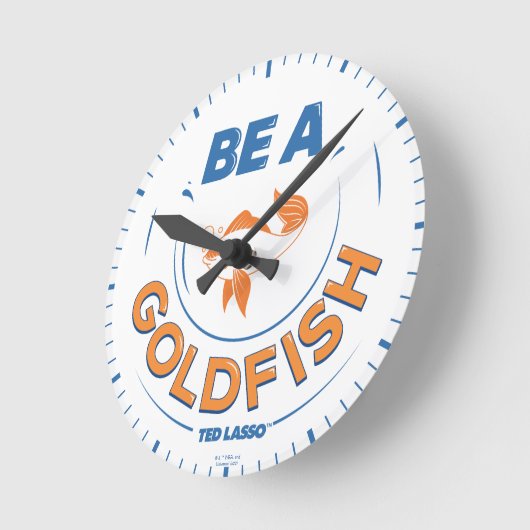 Ted Lasso | Be A Goldfish ラウンド壁時計 (傾斜)