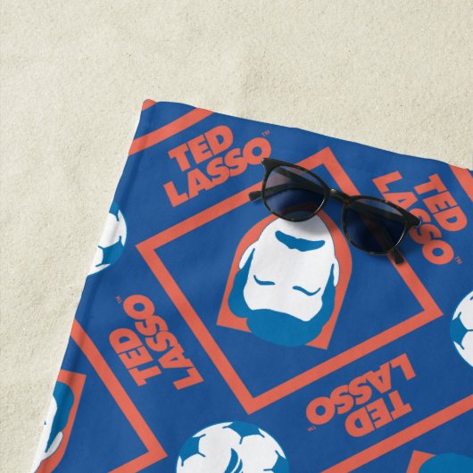 Ted Lasso | Face and Ball Diamond Pattern ビーチタオル (インサイチュ)