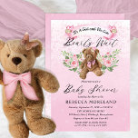 Teddyクマは明らかに待つことができピンクの女の子の赤ちゃんシャワーI 招待状<br><div class="desc">あ～興奮だ！女の子になるし、私たちは知っている"Bearly Wait"!ピンクのバラとセージ緑に囲まれたピンクの弓を持つ可愛い小さなテディベアを特徴とする甘いテディベアデザイン。可愛い小さなピンクの蝶が頭の上に座り、蝶のペアが編集不可能なスクリプト文字"Bearly Wait"の上に単語と"Its a Girl and We Can"のトップピンクの水色のバナーを保持している。背面には、ピンクのグラデーションの水色の（ばちゃばちゃ）跳ねるスタイルの背景を備えている。複合デザイン別休日ハートデザイン（権利留保）。</div>