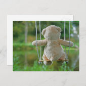 Teddy beertje dat op een schommel zit in de natuur ポストカード (正面/裏面)