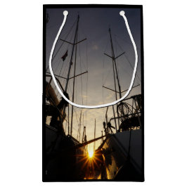 Tegenlicht bij 2 zeilboten in de haven. スモールペーパーバッグ