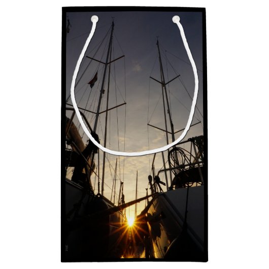 Tegenlicht bij 2 zeilboten in de haven. スモールペーパーバッグ (裏面)