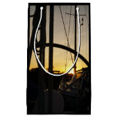 Tegenlicht bij 2 zeilboten in de haven. スモールペーパーバッグ (正面)