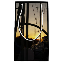 Tegenlicht bij 2 zeilboten in de haven. スモールペーパーバッグ