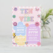 Ten Is A Vibe プレッピー パッチ 10歳の誕生日パーティー 招待状 (スタンド正面)