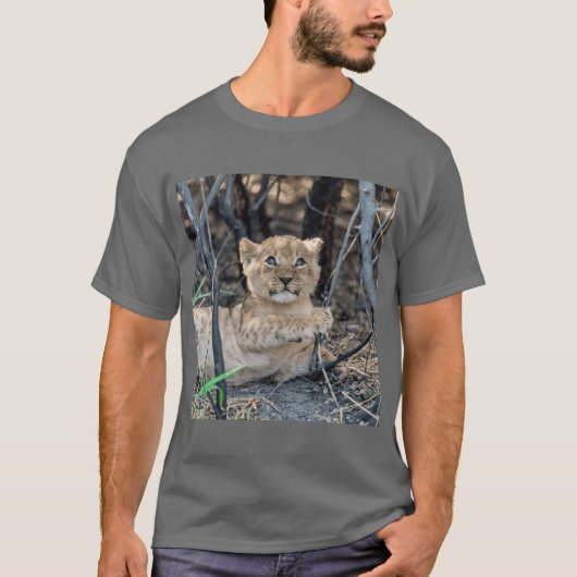 Tender Lion Cub Dreaming in the Shade African Wild Tシャツ (正面)