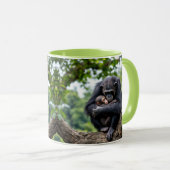 Tendresse maternelle d'une maman singe.  マグカップ (正面右)