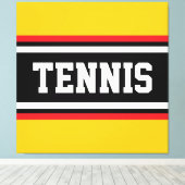 TENNIS 太字の明るい黄色 赤 黒 白のストライプ キャンバスプリント (インサイチュ (ウッドフロア))