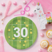 Tennis 30th Birthday Balls on the court  ペーパープレート (パーティー)