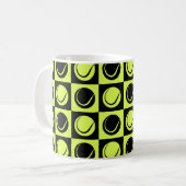 Tennis Ball Checkered Seamless Pattern コーヒーマグカップ (正面左)