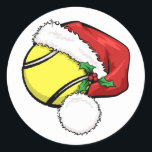 Tennis Santa Cap for Christmas ラウンドシール<br><div class="desc">ステッカーにホリーが付いたサンタキャ飾ップ付きテニスボール。クリック「カスタマイズ」でデザインのサイズを変更し、背景色と文字を追加。</div>